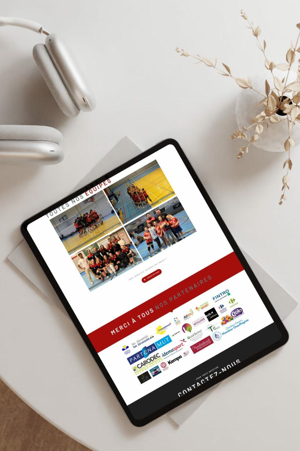 Tablette avec le site web de BEVC, club de volleyball bruxellois