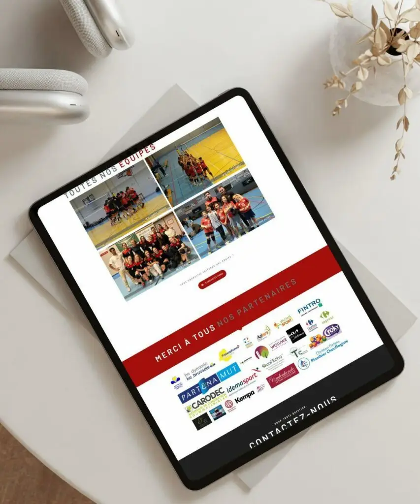 Tablette avec le site web de BEVC, club de volleyball bruxellois